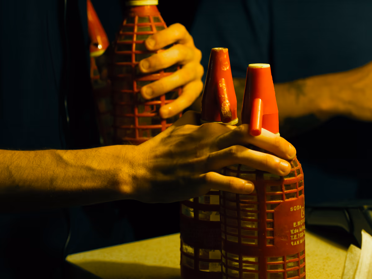 Bidones de soda en Caudillo Bar