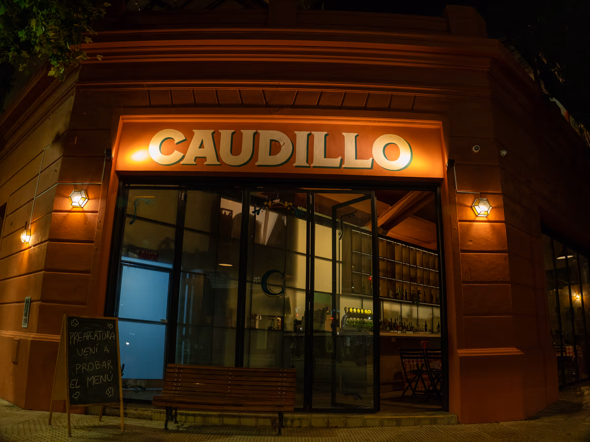 Fachada de Caudillo Bar en Saavedra