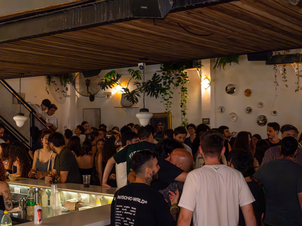Gente en el salón de Caudillo Bar
