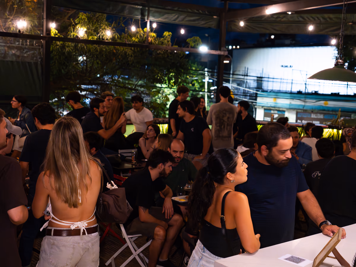 Terraza de Caudillo Bar con grupo