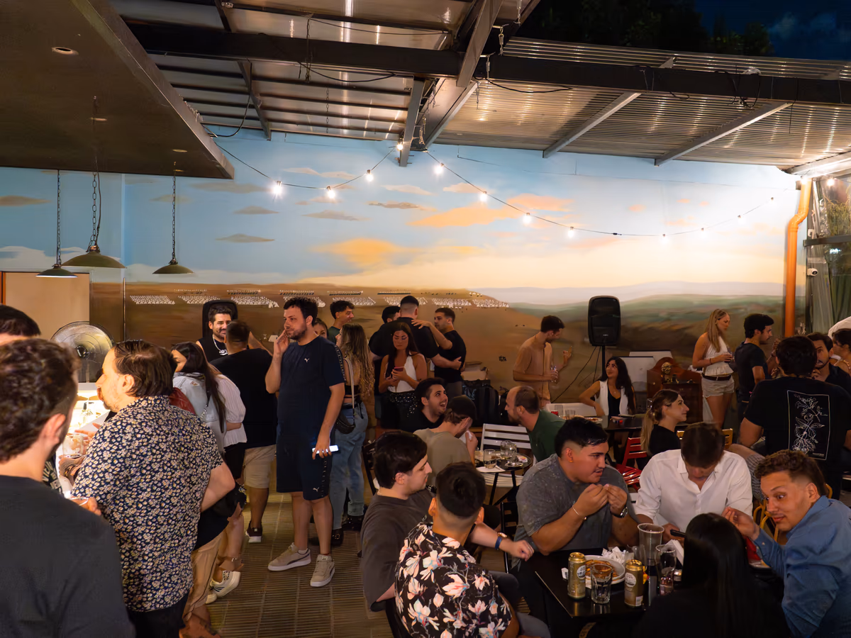 Gente en la terraza de Caudillo Bar