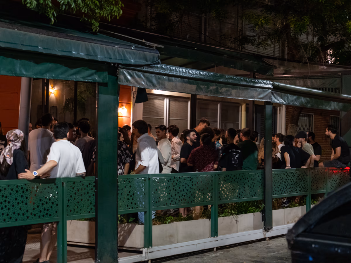 Gente en la vereda de Caudillo Bar