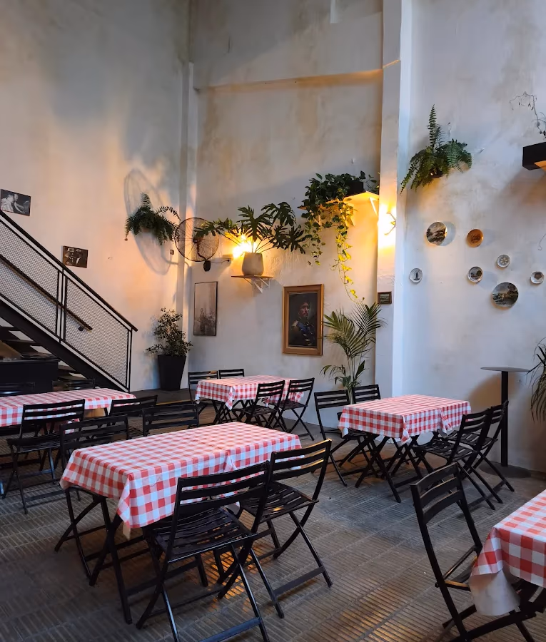 Mesas del salón de Caudillo Bar