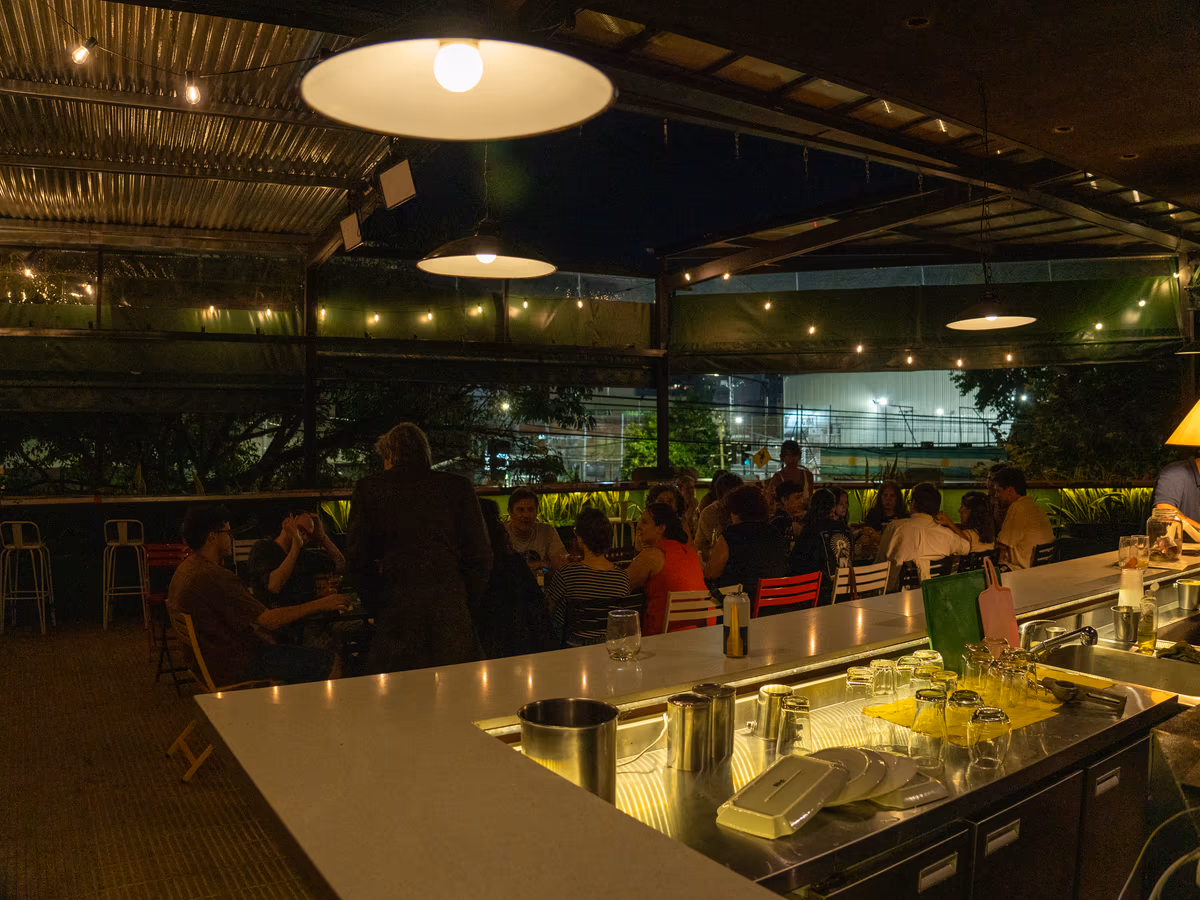 Terraza de Caudillo Bar al atardecer