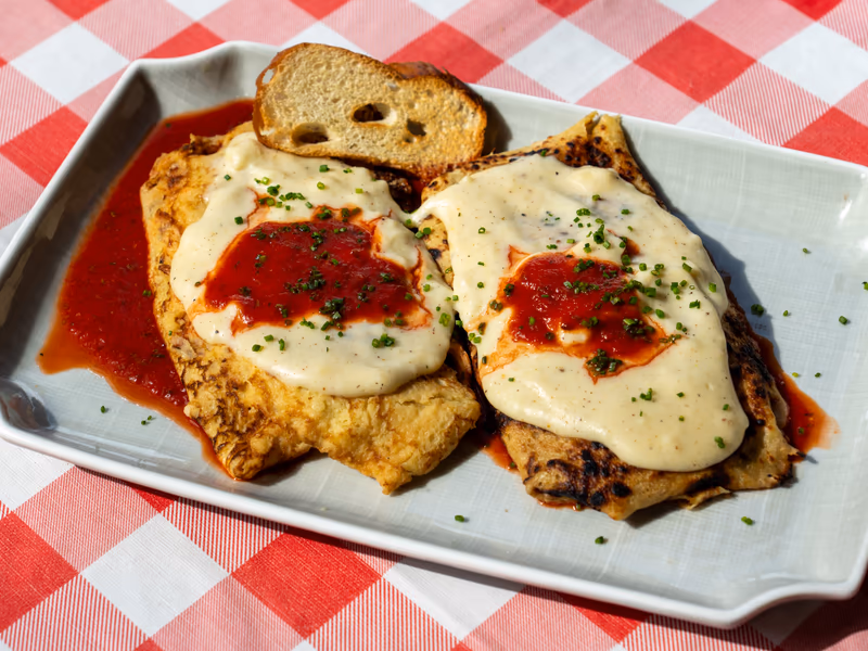 Canelones de pollo gratinados en Caudillo Bar, Saavedra