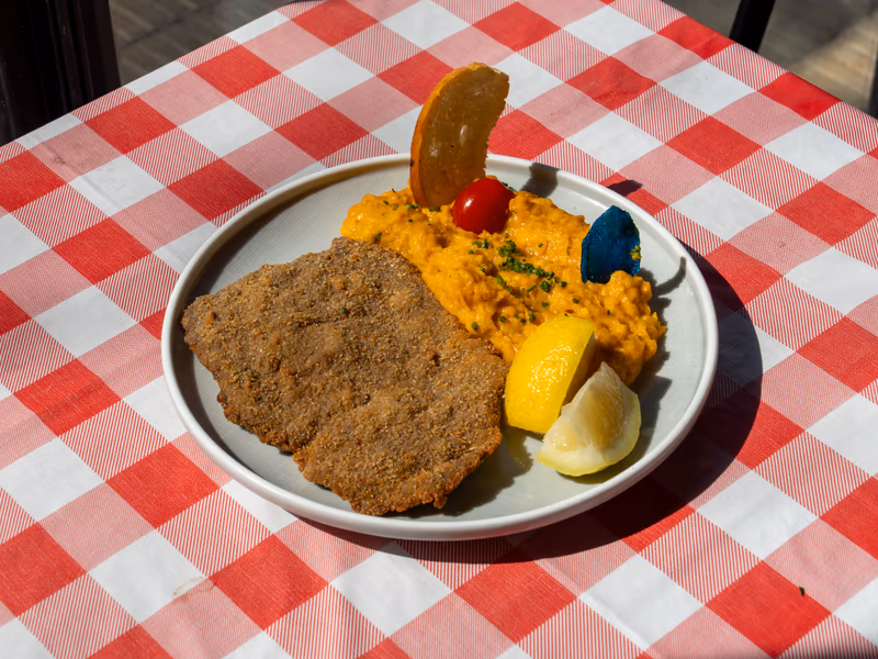 Milanesa de bife de Caudillo Bar