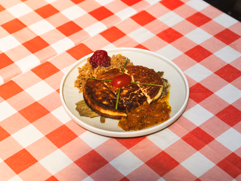 Provoleta grillada con chutney de tomate en Caudillo Bar, Saavedra
