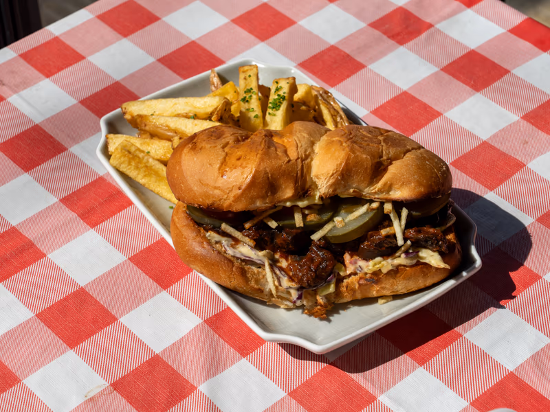 Sándwich vegetariano Artigas de hongos grillados en Caudillo Bar, Saavedra
